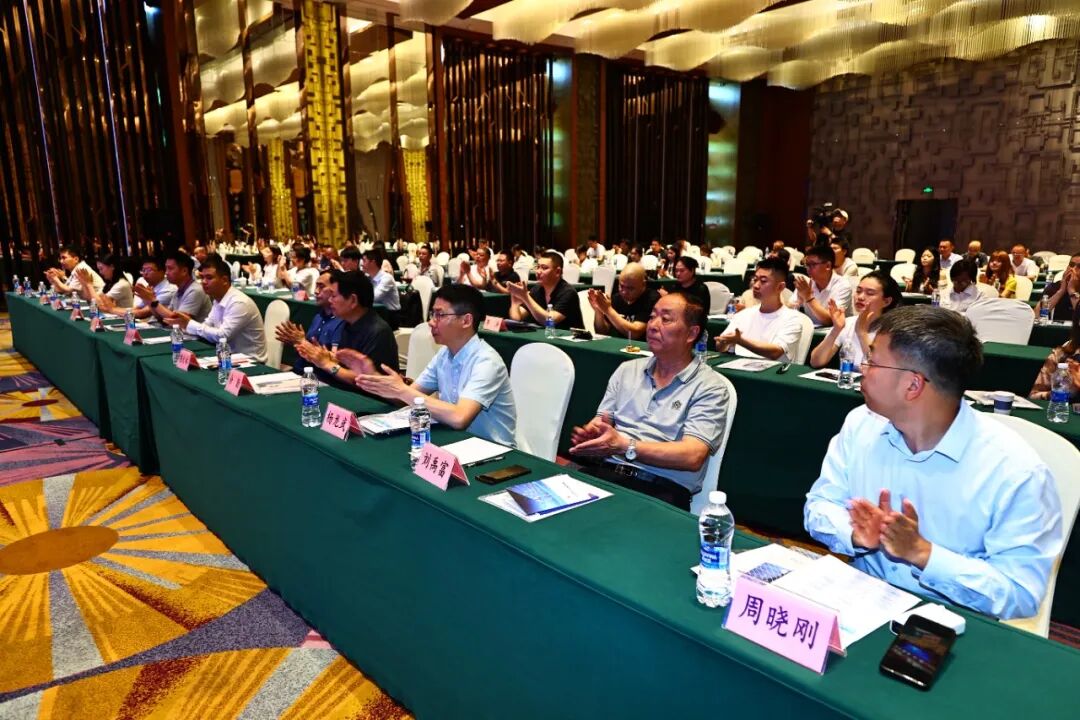 智赋人力 共启新程｜“渝快聘”AI新品发布会圆满落幕，现场签约50家企业，开启重庆智能就业新篇章